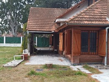 Casa en venta - 3 dormitorios 2 baños  - jardín parquizado 140mts2 - San Bernardo Del Tuyu