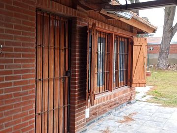 Casa en venta - 3 dormitorios 2 baños  - jardín parquizado 140mts2 - San Bernardo Del Tuyu