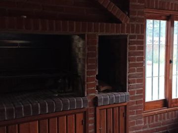 Casa en venta - 3 dormitorios 2 baños  - jardín parquizado 140mts2 - San Bernardo Del Tuyu