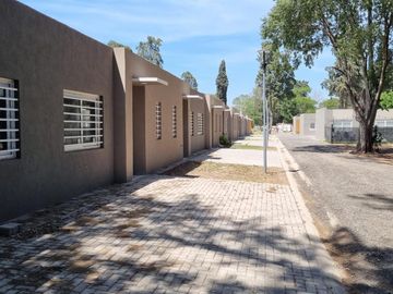 Casa de 2 ambientes con cochera en venta en complejo Arturo Illia - Grand Bourg