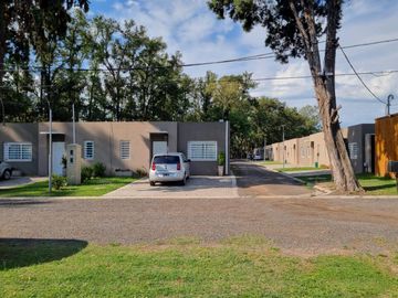 Casa de 2 ambientes con cochera en venta en complejo Arturo Illia - Grand Bourg