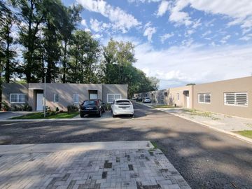 Casa de 2 ambientes con cochera en venta en complejo Arturo Illia - Grand Bourg