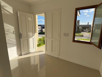 OPORTUNIDAD Venta casa 4 dormitorios a la laguna - Santa Isabel - Escobar