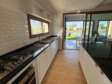 OPORTUNIDAD Venta casa 4 dormitorios a la laguna - Santa Isabel - Escobar