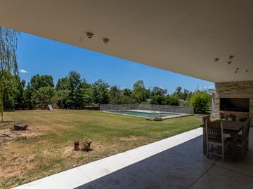 Casa moderna a la venta en barrio cerrado Lomas de San Francisco   uf 27