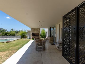 Casa moderna a la venta en barrio cerrado Lomas de San Francisco   uf 27
