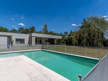 Casa moderna a la venta en barrio cerrado Lomas de San Francisco   uf 27