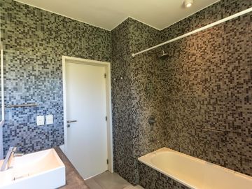 Casa moderna a la venta en barrio cerrado Lomas de San Francisco   uf 27