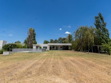 Casa moderna a la venta en barrio cerrado Lomas de San Francisco   uf 27