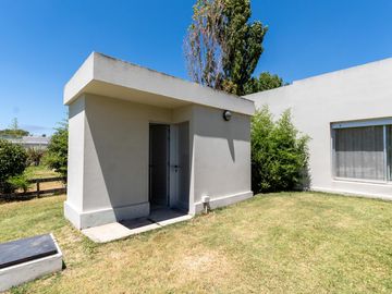 Casa moderna a la venta en barrio cerrado Lomas de San Francisco   uf 27