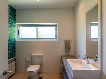 Casa moderna a la venta en barrio cerrado Lomas de San Francisco   uf 27