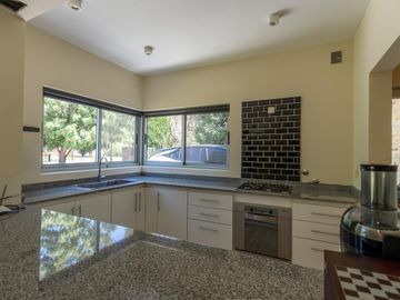 Casa moderna a la venta en barrio cerrado Lomas de San Francisco   uf 27