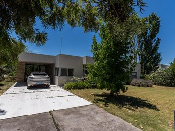 Casa moderna a la venta en barrio cerrado Lomas de San Francisco   uf 27