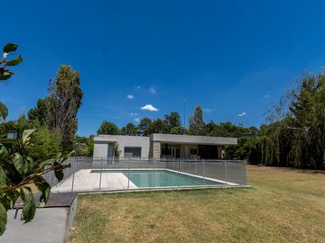 Casa moderna a la venta en barrio cerrado Lomas de San Francisco   uf 27