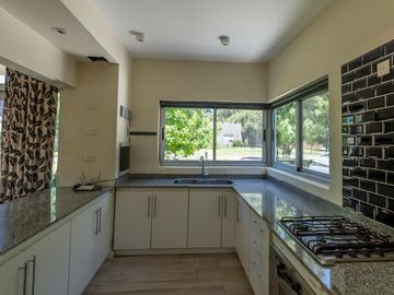 Casa moderna a la venta en barrio cerrado Lomas de San Francisco   uf 27