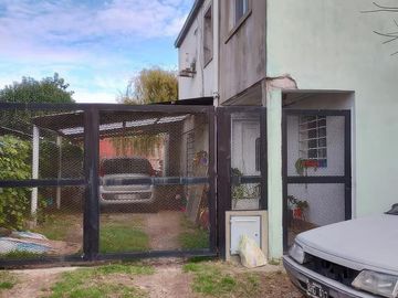 Casa en venta - 3 dormitorios 1 baño - cochera - 238mts2 - Lisandro Olmos Etcheverry, La Plata
