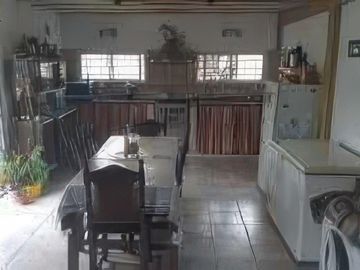Casa en venta - 3 dormitorios 1 baño - cochera - 238mts2 - Lisandro Olmos Etcheverry, La Plata