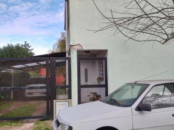 Casa en venta - 3 dormitorios 1 baño - cochera - 238mts2 - Lisandro Olmos Etcheverry, La Plata