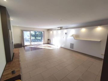 Casa en venta - 4 Dormitorios 2 Baños - Cocheras - 350Mts2 - El Palomar, Cañuelas