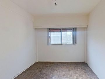 Departamento 3 ambientes mas dependencia en VENTA en Caballito