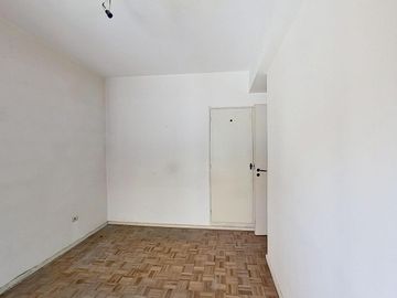 Departamento 3 ambientes mas dependencia en VENTA en Caballito