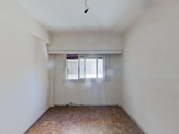 Departamento 3 ambientes mas dependencia en VENTA en Caballito
