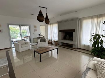 Casa 4 dormitorios - Villa Allende Golf - Altos del Golf, Barrio Privado.
