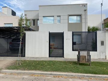 VENTA Casa de 270m2 con Habitaciones 4 y Pileta en el Barrio Rincón de Emilio - Neuquen