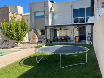 VENTA Casa de 270m2 con Habitaciones 4 y Pileta en el Barrio Rincón de Emilio - Neuquen