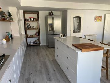 VENTA Casa de 270m2 con Habitaciones 4 y Pileta en el Barrio Rincón de Emilio - Neuquen