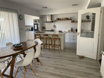 VENTA Casa de 270m2 con Habitaciones 4 y Pileta en el Barrio Rincón de Emilio - Neuquen