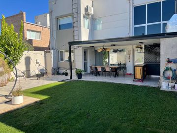 VENTA Casa de 270m2 con Habitaciones 4 y Pileta en el Barrio Rincón de Emilio - Neuquen