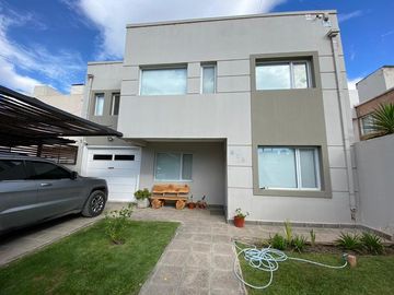 VENTA Casa de 270m2 con Habitaciones 4 y Pileta en el Barrio Rincón de Emilio - Neuquen