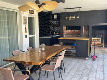 VENTA Casa de 270m2 con Habitaciones 4 y Pileta en el Barrio Rincón de Emilio - Neuquen