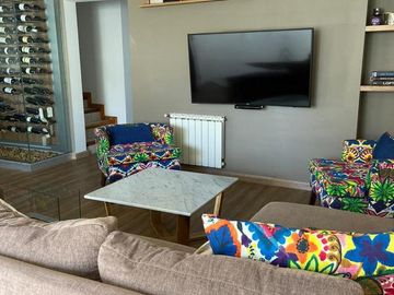 VENTA Casa de 270m2 con Habitaciones 4 y Pileta en el Barrio Rincón de Emilio - Neuquen
