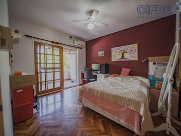 Casa en lote propio 5 ambientes en duplex con jardín y garaje.  lote 8.66 x 25