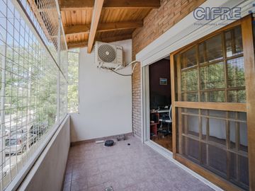Casa en lote propio 5 ambientes en duplex con jardín y garaje.  lote 8.66 x 25