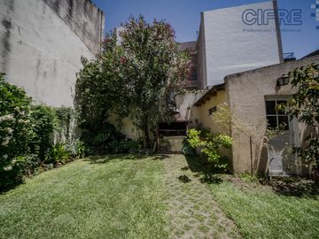 Casa en lote propio 5 ambientes en duplex con jardín y garaje.  lote 8.66 x 25