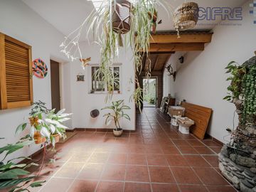 Casa en lote propio 5 ambientes en duplex con jardín y garaje.  lote 8.66 x 25
