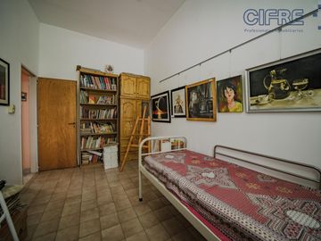 Casa en lote propio 5 ambientes en duplex con jardín y garaje.  lote 8.66 x 25