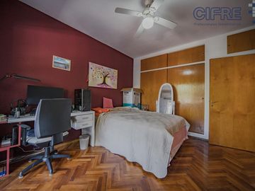 Casa en lote propio 5 ambientes en duplex con jardín y garaje.  lote 8.66 x 25