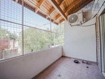 Casa en lote propio 5 ambientes en duplex con jardín y garaje.  lote 8.66 x 25