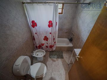 Casa en lote propio 5 ambientes en duplex con jardín y garaje.  lote 8.66 x 25