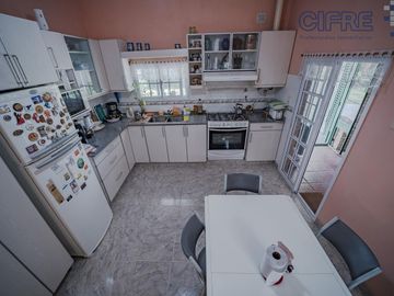 Casa en lote propio 5 ambientes en duplex con jardín y garaje.  lote 8.66 x 25