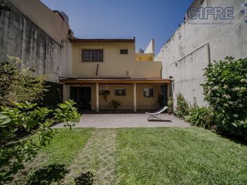 Casa en lote propio 5 ambientes en duplex con jardín y garaje.  lote 8.66 x 25
