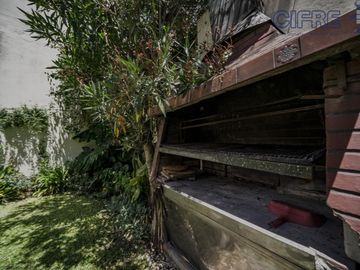 Casa en lote propio 5 ambientes en duplex con jardín y garaje.  lote 8.66 x 25