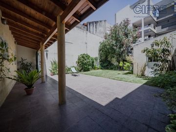 Casa en lote propio 5 ambientes en duplex con jardín y garaje.  lote 8.66 x 25