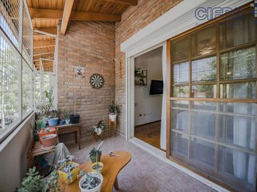 Casa en lote propio 5 ambientes en duplex con jardín y garaje.  lote 8.66 x 25