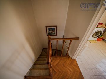Casa en lote propio 5 ambientes en duplex con jardín y garaje.  lote 8.66 x 25