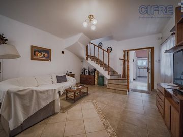 Casa en lote propio 5 ambientes en duplex con jardín y garaje.  lote 8.66 x 25